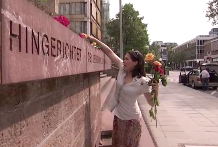 Blumen an Gedenkschrift